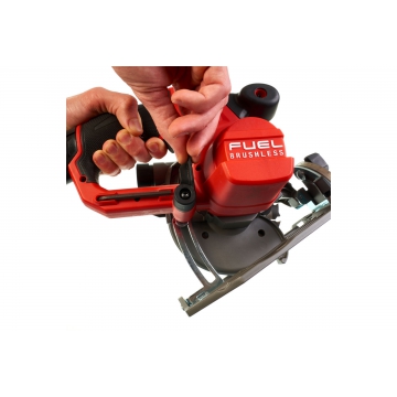 Аккумуляторная циркулярная пила Milwaukee M12 CCS44-402C FUEL