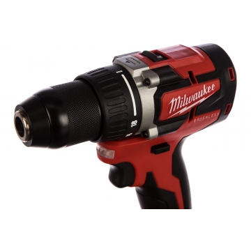 Аккумуляторная дрель-шуруповерт Milwaukee M18 CBLDD-202C Дрель-шуруповерт бесщеточная компактная Milwaukee M18 CBLDD-202C