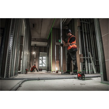 Аккумуляторный мультилинейный лазерный нивелир Milwaukee M12 3PL-401C Аккумуляторный мультилинейный лазерный нивелир Milwaukee M12 3PL-401C